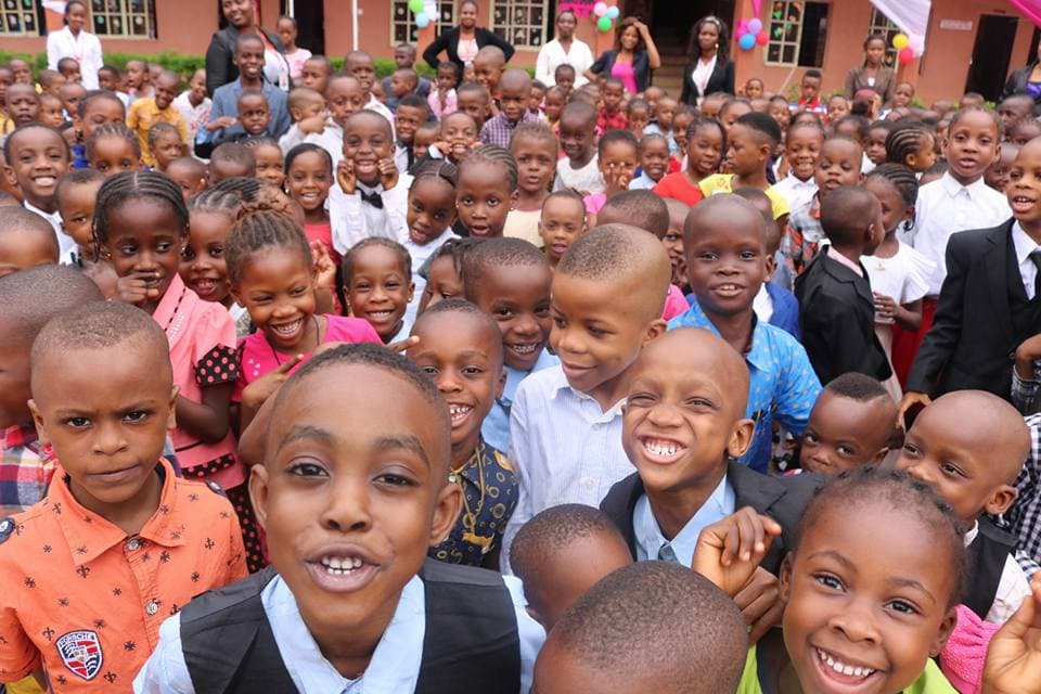 Expression: A large group of happy, smiling students